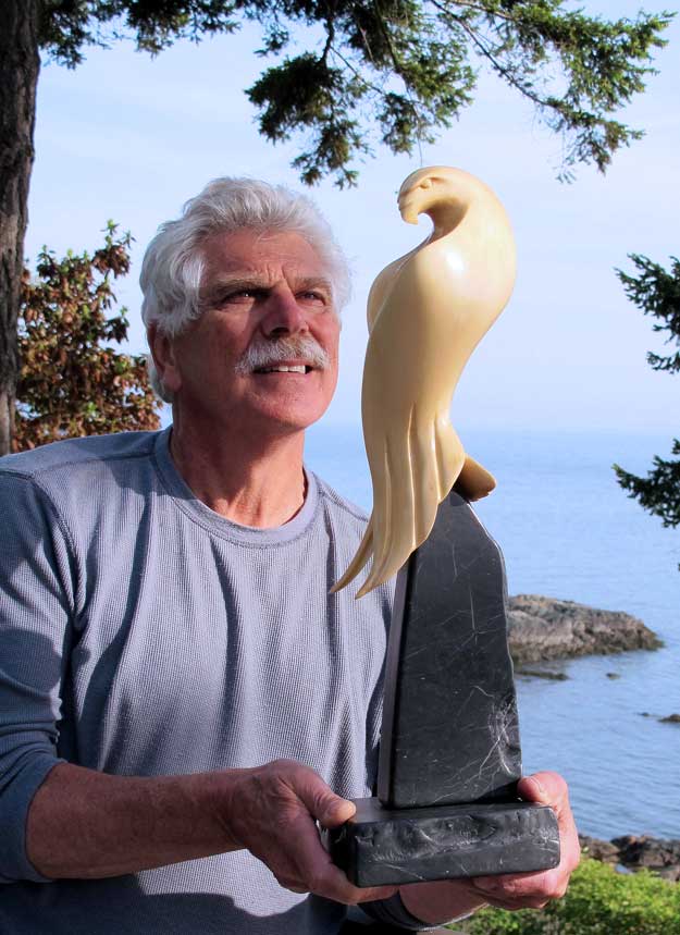 Maarten with the David Foster Foundation Award for Maarten is holding the sculpture for Wayne Gretzky